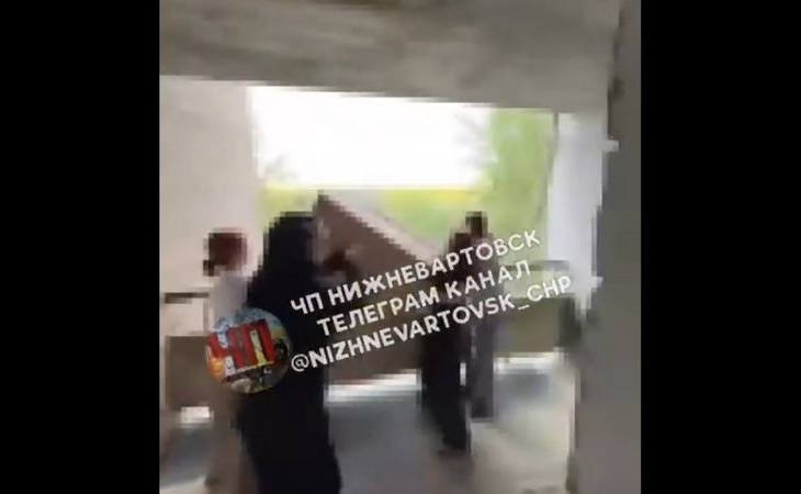 В Югре с балкона жилого дома девочки сбросили кресло