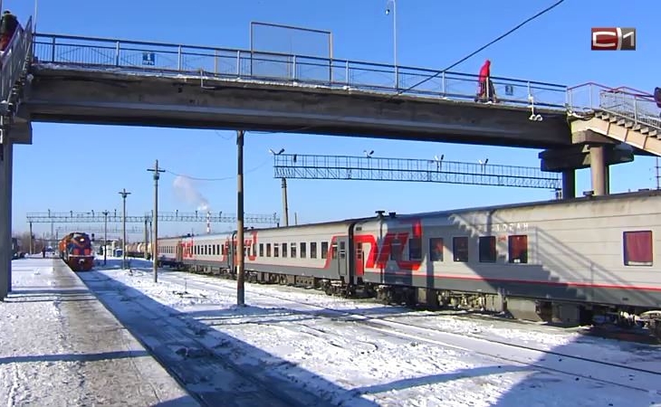 На пассажира, ехавшего на подножке поезда, составили протокол в Сургуте