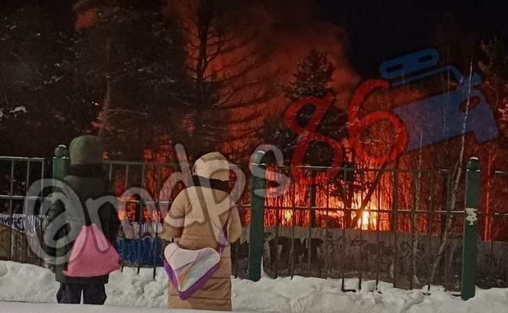 Бесхозный вагончик сгорел в парке «За Саймой» в Сургуте