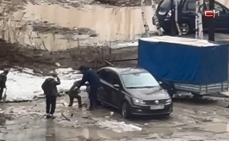 В Сургуте мальчик застрял по колено в грязи и не смог самостоятельно выбраться В Сургуте мальчик застрял по колено в грязи и не смог самостоятельно выбраться