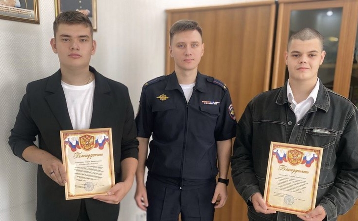 В Югре наградили двух школьников, бросившихся в горящий дом спасать жильцов