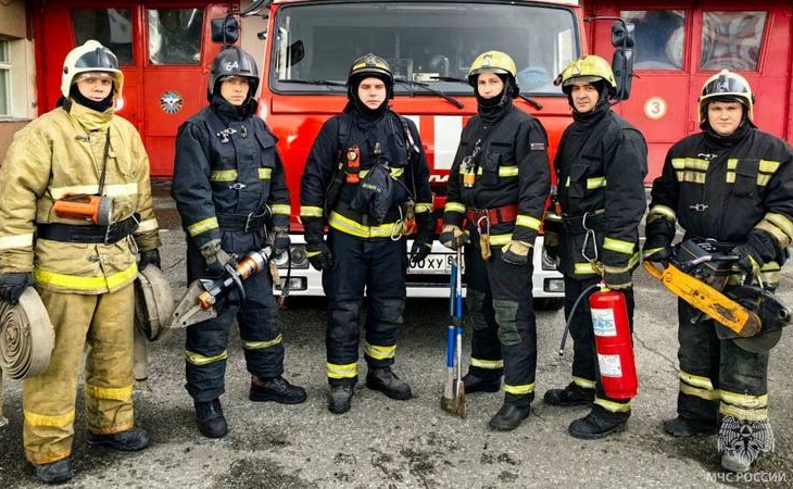 Сургутских огнеборцев поблагодарили за спасение кошек во время пожара Сургутских огнеборцев поблагодарили за спасение кошек во время пожара