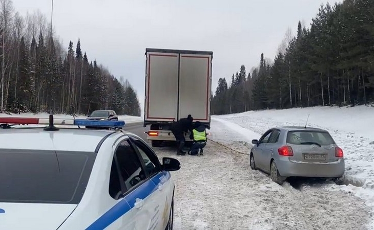 Нескольким водителям из Сургута помогли на трассе Тюмень — Ханты-Мансийск