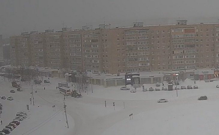 Пассажирский автобус застрял на остановке по проспекту Ленина в Сургуте