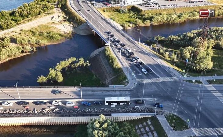 В Сургуте ремонтируют тротуар и дорогу на мосту Мелик-Карамова