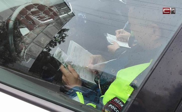 Жителя Сургута поймали с фальшивыми права на трассе