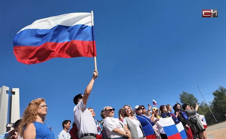 В День государственного флага России в Сургуте танцевали вальс