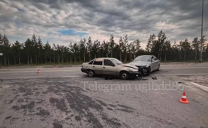 Пассажирка получила травмы во время столкновения «БМВ» и «Дэу» в Югре Пассажирка получила травмы во время столкновения «БМВ» и «Дэу» в Югре
