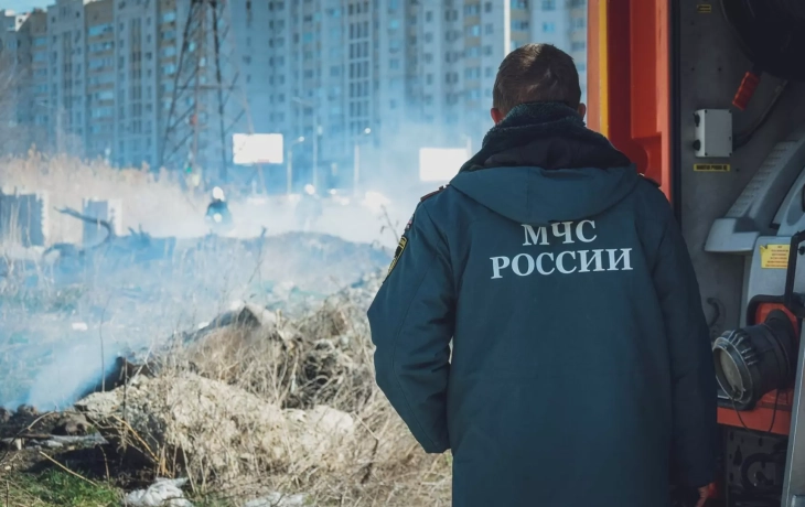 Десятки людей эвакуированы. В Сургуте загорелась квартира в жилой многоэтажке. ВИДЕО