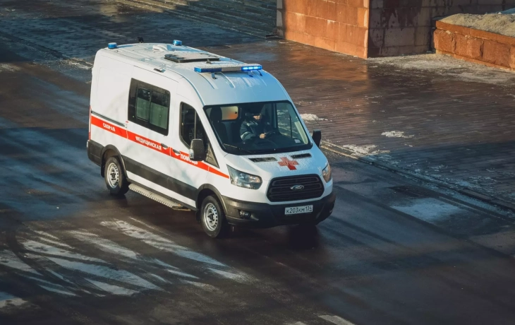 В Сургуте скорая застряла в сугробе по дороге к пациенту