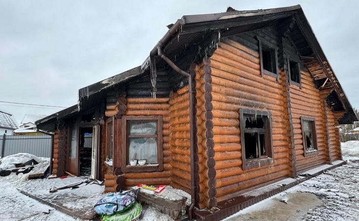 В Сургуте сгорел дом участника СВО и его многодетной семьи