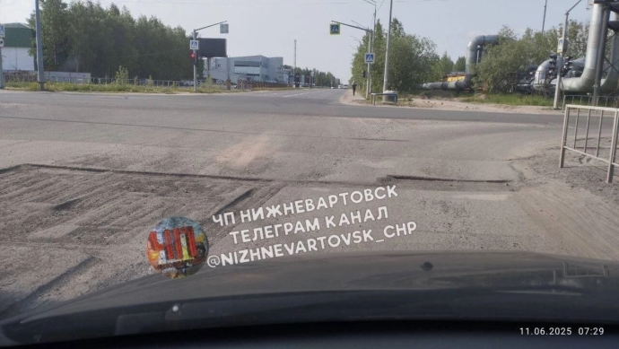 По улице Кузоваткина уже несколько недель дорожники не могут положить новый асфальт.