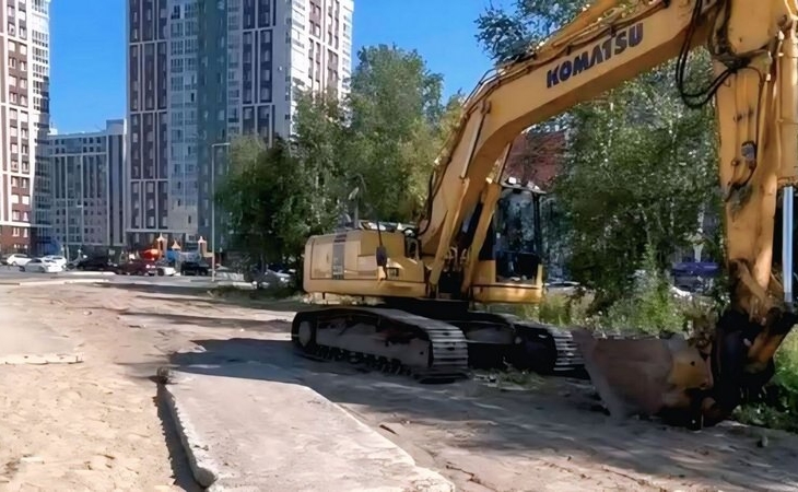 В 30 микрорайоне Сургута обустраивают временный тротуар