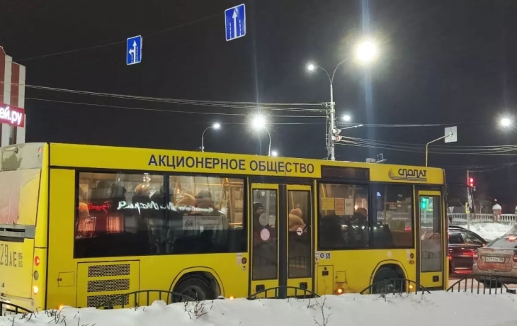 Мэрию — в общественный транспорт: сургутяне не дождались автобуса в лютый мороз