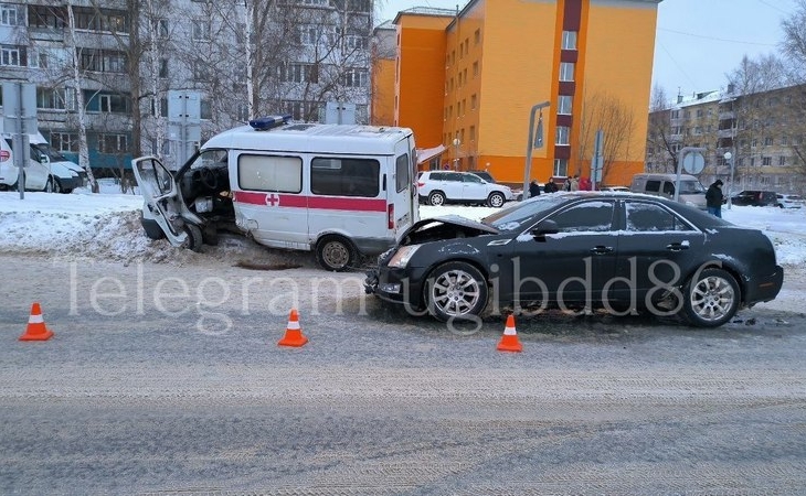 Автомобиль скорой помощи столкнулся с иномаркой в Нижневартовске