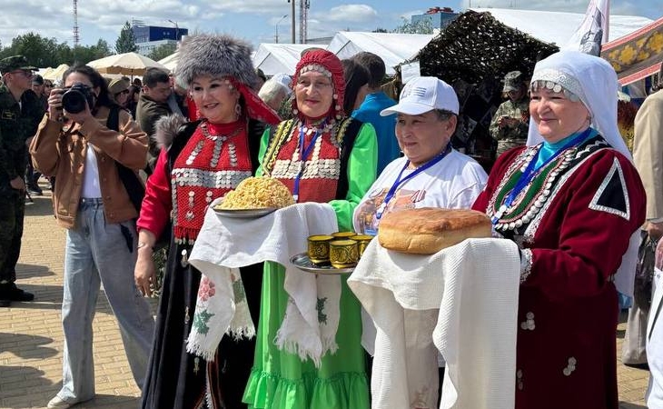 Депутаты пустились в пляс под татарскую гармошку на Сабантуе в Сургуте. ВИДЕО Депутаты пустились в пляс под татарскую гармошку на Сабантуе в Сургуте. ВИДЕО