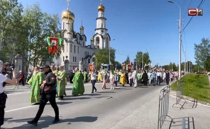 В крестном ходе в честь Троицы приняли участие 5 тысяч сургутян