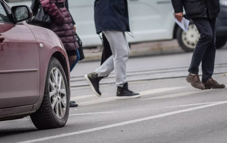 В Нижневартовске пешеход отлетел на 40 метров после наезда пикапа. ВИДЕО