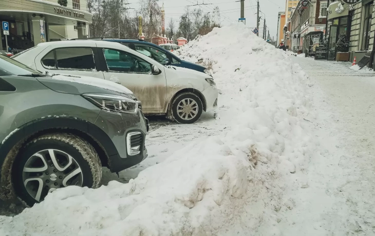 «Все хуже и хуже»: мэрия Сургута собирает компромат на УК из-за сугробов во дворах