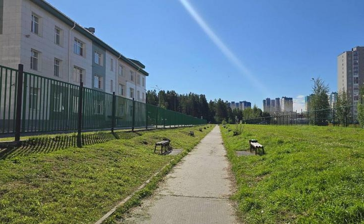 В густонаселенном микрорайоне Сургута обустроят тротуар у школы и сада