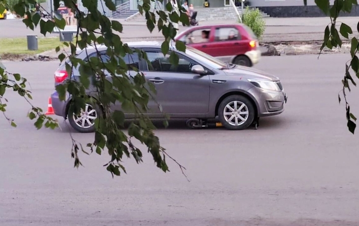 Увезли на скорой: в Сургуте на пешеходном переходе сбили электросамокатчика