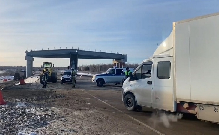 Федеральную трассу в Тюменской области перекрыли из-за повреждения путепровода