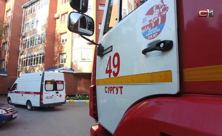 В Сургуте горела пятиэтажка, троих жильцов спасали пожарные