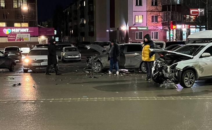 Массовая авария произошла накануне в Сургуте на Мелик-Карамова