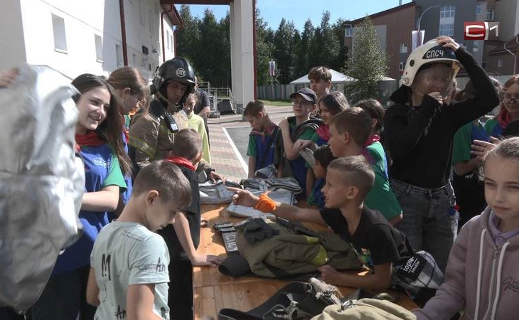 Детям из Макеевки показали пожарную часть в Сургуте Детям из Макеевки показали пожарную часть в Сургуте