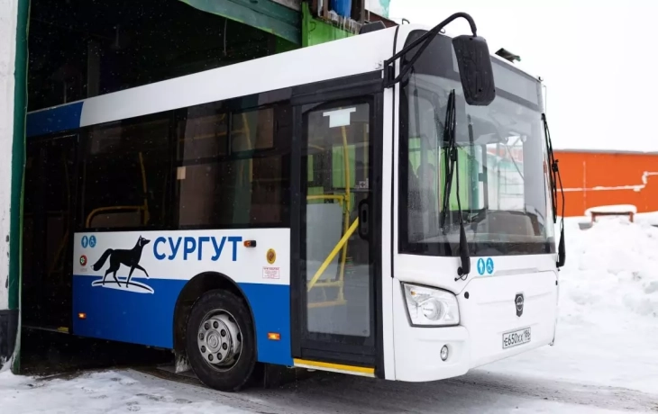 Ехал в школу, оказался на буровой: автобусы «СПОПАТ» мимикрируют под «Сургутнефтегаз»