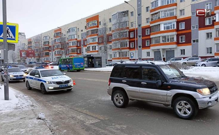 Женщину с ребенком сбили на пешеходном переходе в Сургуте