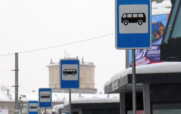 Неожиданно. Мэрия Сургута заявила, что ржавые остановки в городе соответствуют нормам