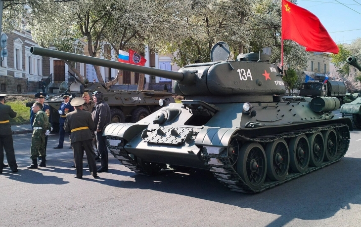 В День Победы в Нягани надуют танк и самолет в натуральную величину. Фото В День Победы в Нягани надуют танк и самолет в натуральную величину. Фото