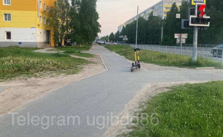 Два электросамокатчика столкнулись на перекрестке дорог в городе Югры Два электросамокатчика столкнулись на перекрестке дорог в городе Югры