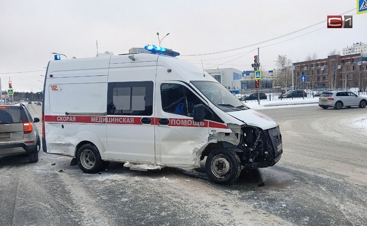 Скорая попала в ДТП в Сургуте, когда в ней везли беременную женщину