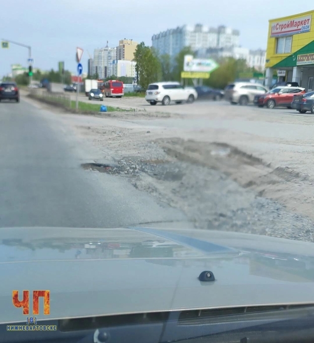Автор поста посетовал, что дыры на проезжей части опасные и в них можно диск погнуть, если не увернуться.