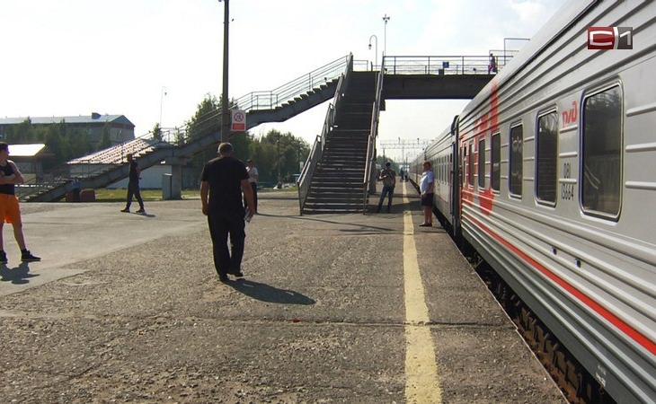 «Ноги переломаешь»: сургутян беспокоит состояние перрона на ж/д вокзале