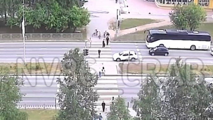 Ребенка на электросамокате сбили на пешеходном пер...