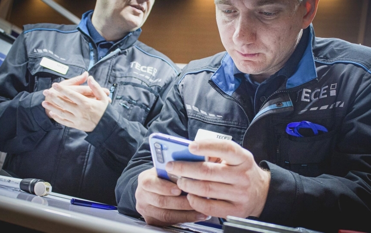 Югорчанина посадили и лишили телефона за показ экстремистского фото возле ТЦ Югорчанина посадили и лишили телефона за показ экстремистского фото возле ТЦ