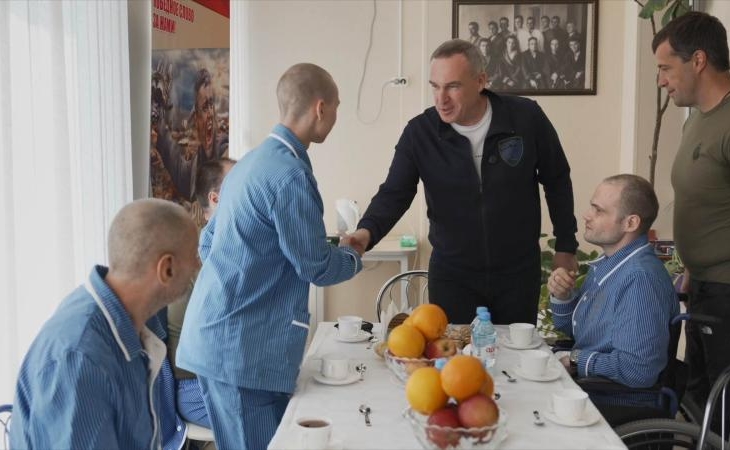 Губернатор Югры навестил раненых югорских бойцов и встретился с волонтерами