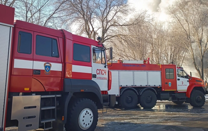 В ХМАО тушили крупный пожар в частном доме. Фото