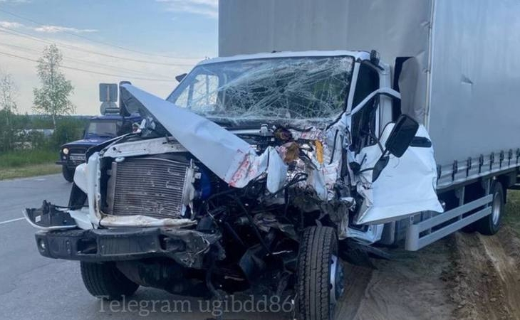 Автоавария с двумя грузовиками произошла на трассе в Нягани Автоавария с двумя грузовиками произошла на трассе в Нягани