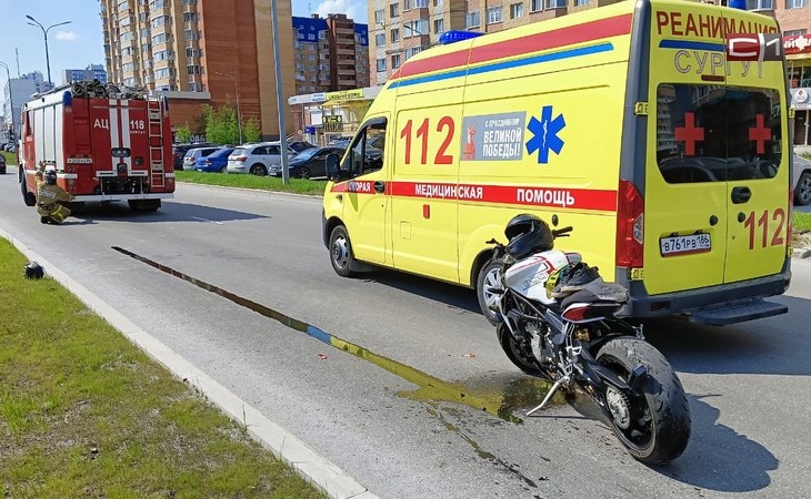 «Сыграл в шахматы» на дороге: в Сургуте разбился мотоциклист