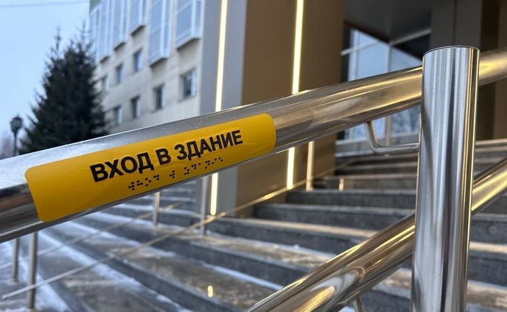 Администрация Сургута: реконструкция крыльца мэрии официально завершена