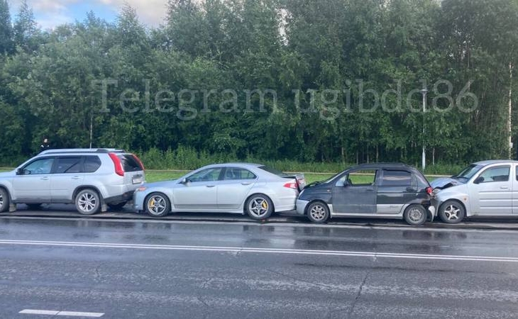 Водитель без прав спровоцировал массовую аварию в Нижневартовске
