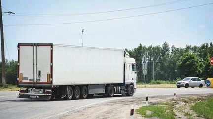«А где ребятам отрываться?»: в ХМАО любители уличных гонок перекрыли целую трассу