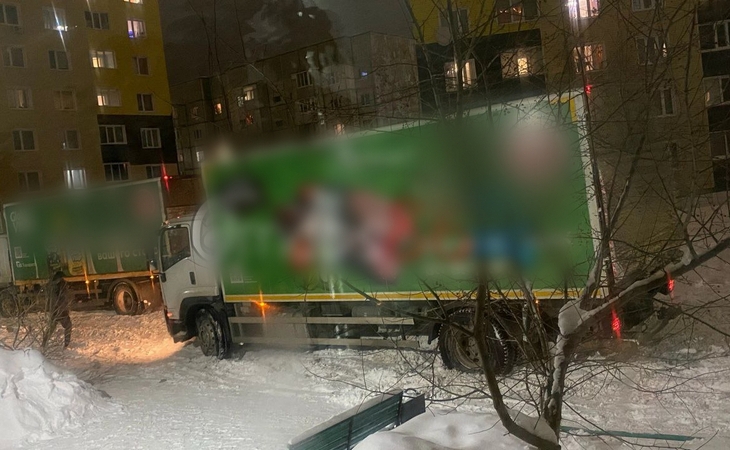 Три грузовика сетевого магазина застряли во дворе многоэтажки в Сургуте