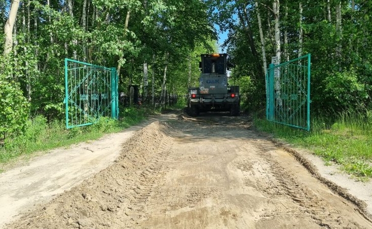 Жители города в Югре возмущены плохой дорогой на местном кладбище Жители города в Югре возмущены плохой дорогой на местном кладбище
