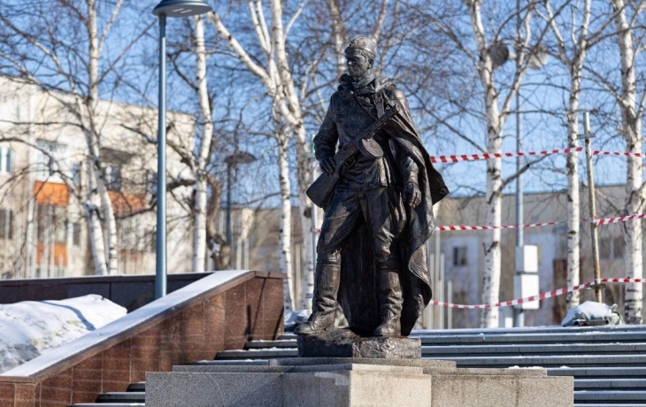 В Сургуте установили трехметровый памятник солдату В Сургуте установили трехметровый памятник солдату