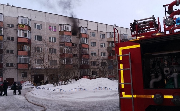Коптило до 5 этажа: в Сургуте произошел пожар в одном из жилых домов